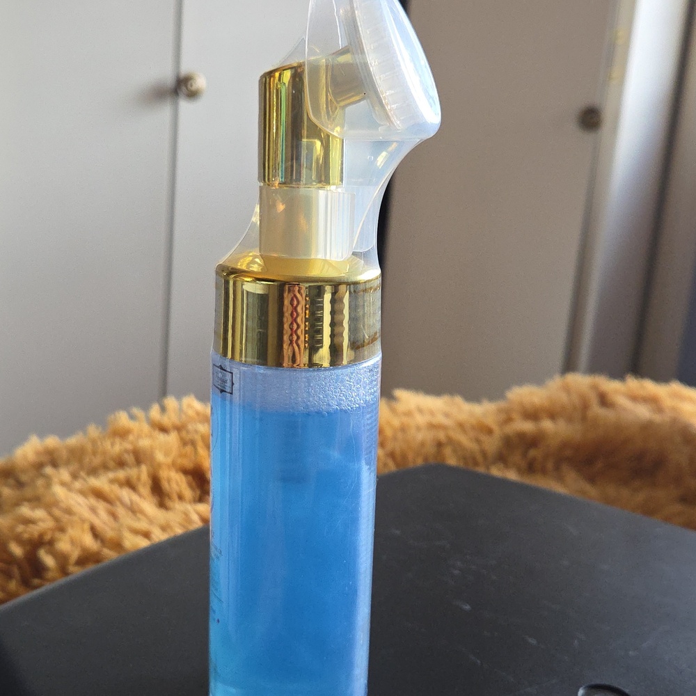Below Zero Glacier Ice Age Defying Oil Control & Cooling Lava Foam Facial Cleans - Picture 3 of 5